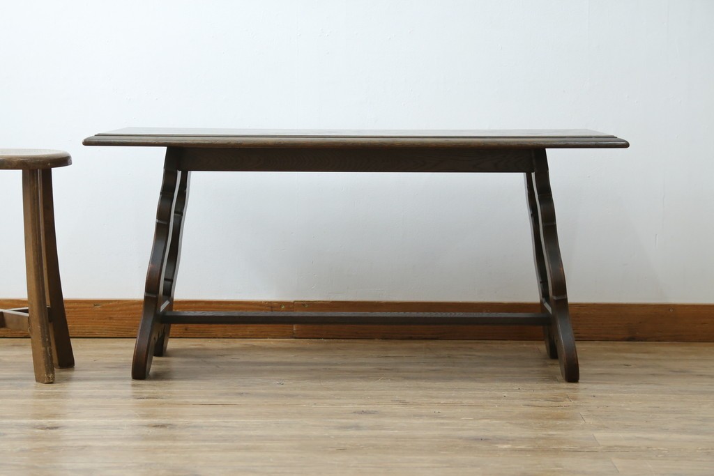 中古　神戸洋家具　永田良介商店　ユニークな脚のデザインが目を引くシックなセンターテーブル　(R-069846)