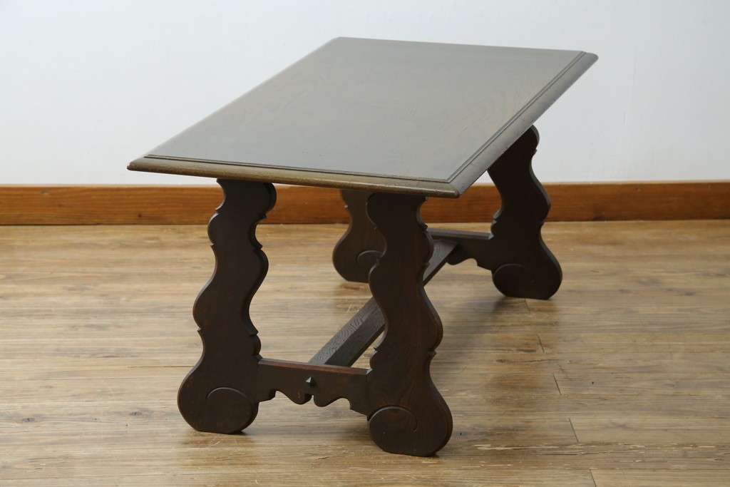 中古　神戸洋家具　永田良介商店　ユニークな脚のデザインが目を引くシックなセンターテーブル　(R-069846)