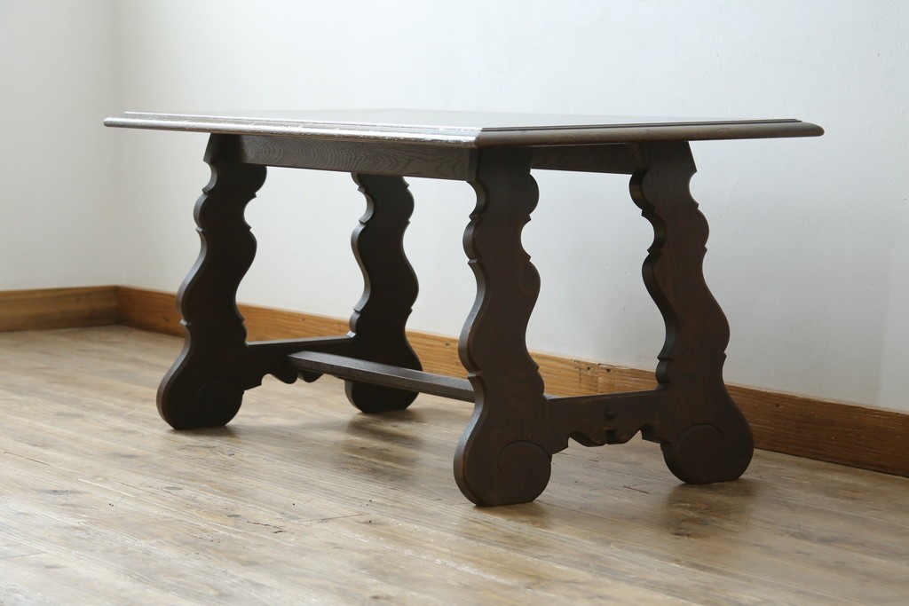 中古　神戸洋家具　永田良介商店　ユニークな脚のデザインが目を引くシックなセンターテーブル　(R-069846)