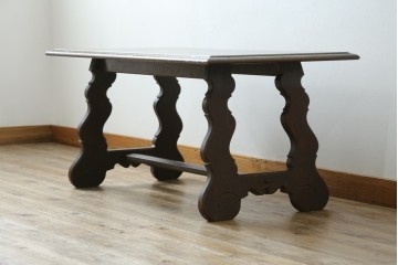 中古　神戸洋家具　永田良介商店　ユニークな脚のデザインが目を引くシックなセンターテーブル　(R-069846)
