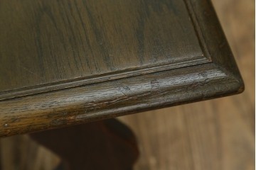 中古　神戸洋家具　永田良介商店　ユニークな脚のデザインが目を引くシックなセンターテーブル　(R-069846)