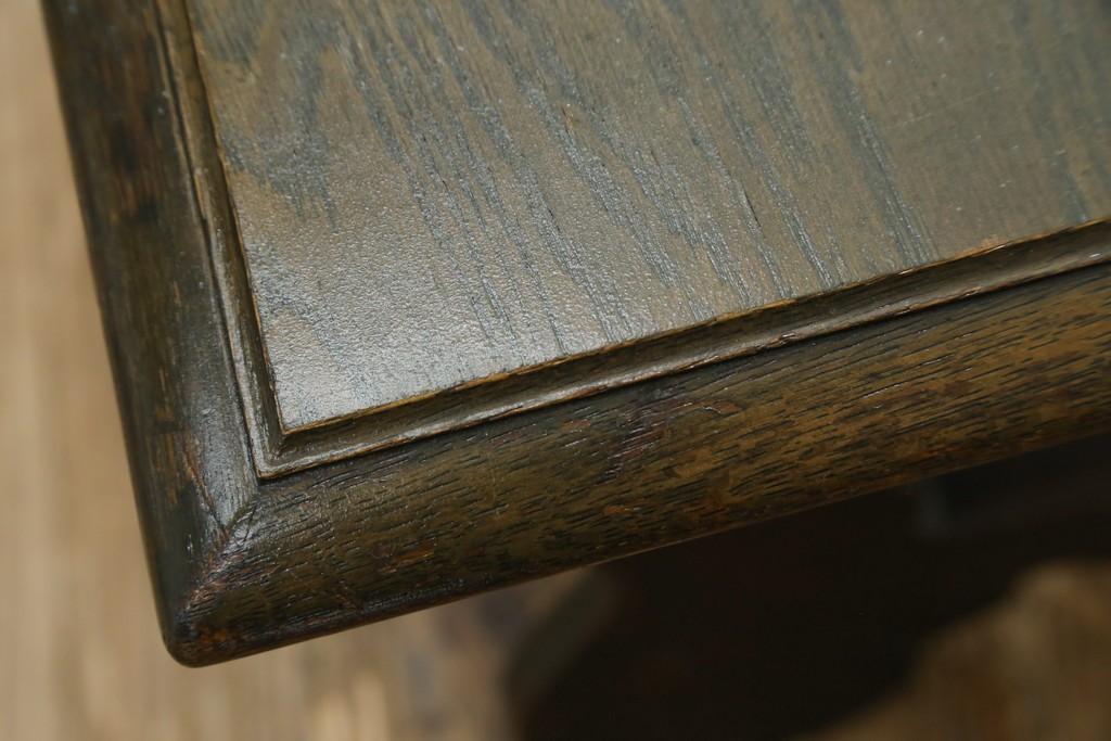 中古　神戸洋家具　永田良介商店　ユニークな脚のデザインが目を引くシックなセンターテーブル　(R-069846)