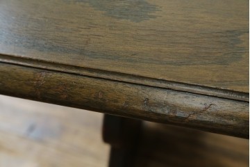 中古　神戸洋家具　永田良介商店　ユニークな脚のデザインが目を引くシックなセンターテーブル　(R-069846)