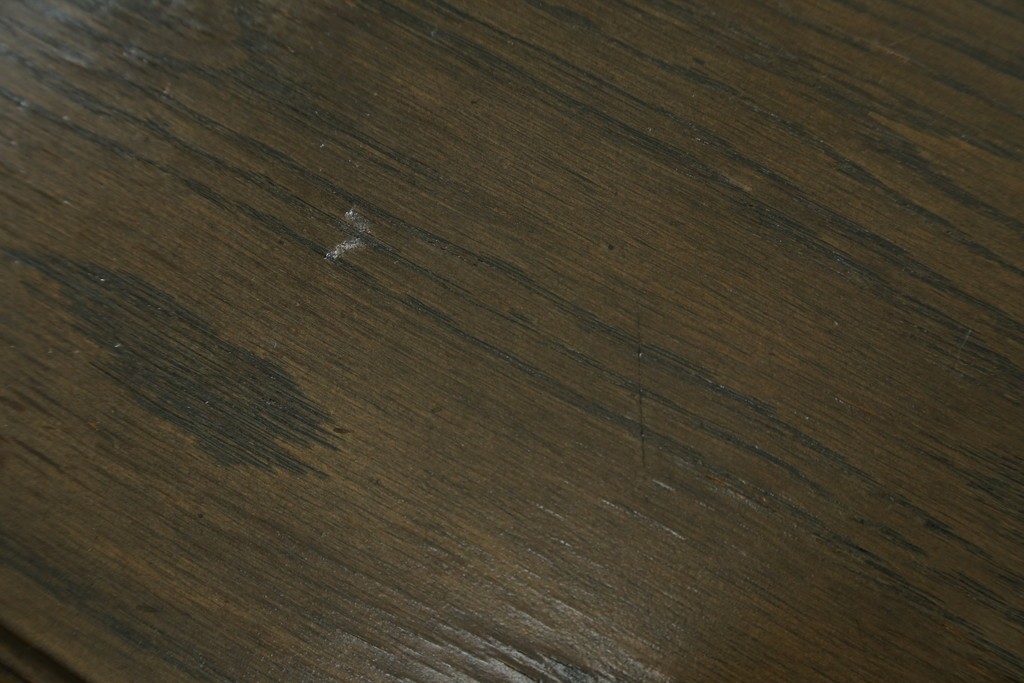 中古　神戸洋家具　永田良介商店　ユニークな脚のデザインが目を引くシックなセンターテーブル　(R-069846)