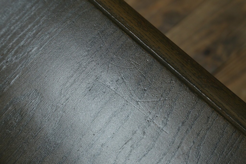 中古　神戸洋家具　永田良介商店　ユニークな脚のデザインが目を引くシックなセンターテーブル　(R-069846)