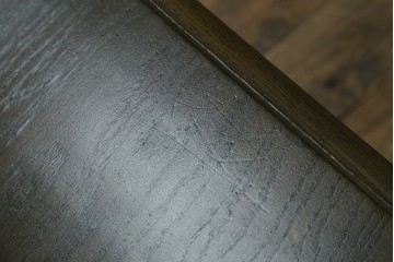 中古　神戸洋家具　永田良介商店　ユニークな脚のデザインが目を引くシックなセンターテーブル　(R-069846)