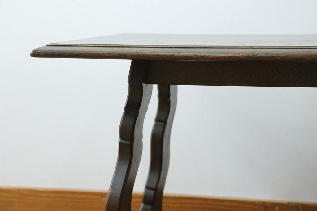 中古　神戸洋家具　永田良介商店　ユニークな脚のデザインが目を引くシックなセンターテーブル　(R-069846)