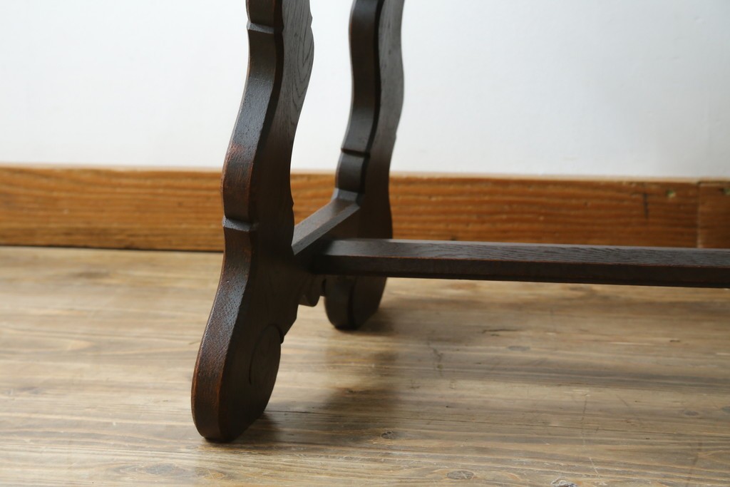 中古　神戸洋家具　永田良介商店　ユニークな脚のデザインが目を引くシックなセンターテーブル　(R-069846)