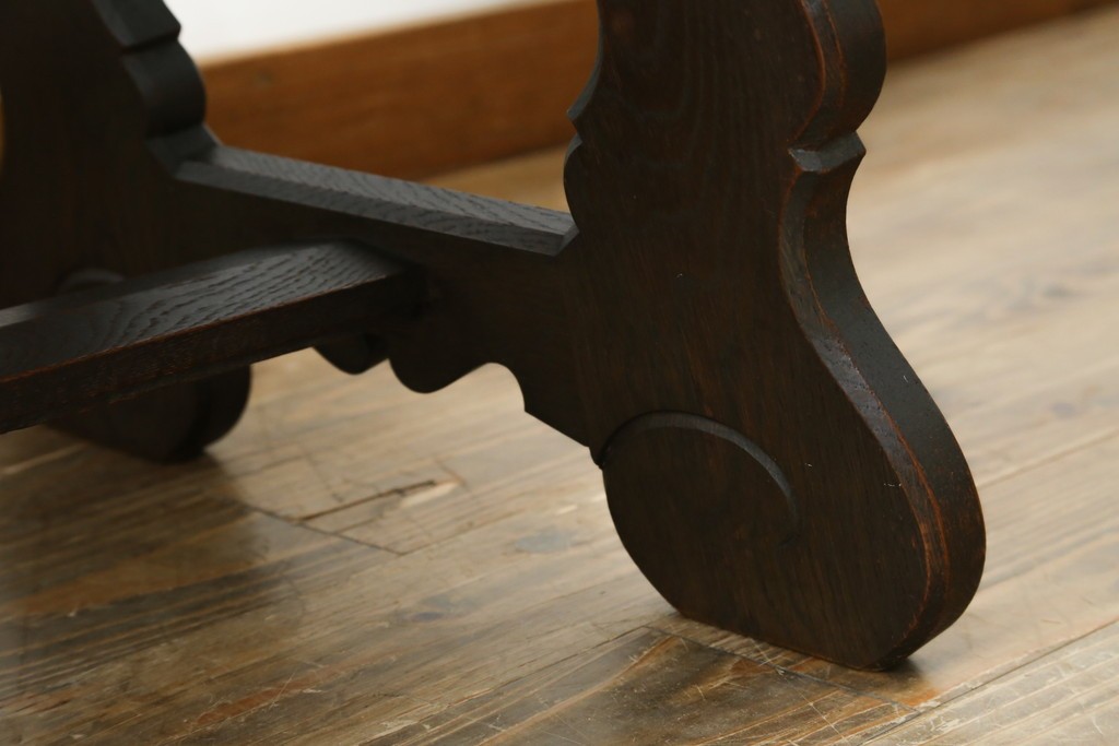 中古　神戸洋家具　永田良介商店　ユニークな脚のデザインが目を引くシックなセンターテーブル　(R-069846)