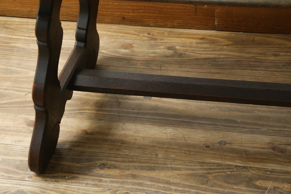 中古　神戸洋家具　永田良介商店　ユニークな脚のデザインが目を引くシックなセンターテーブル　(R-069846)