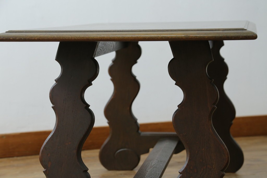 中古　神戸洋家具　永田良介商店　ユニークな脚のデザインが目を引くシックなセンターテーブル　(R-069846)