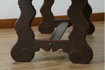 中古　神戸洋家具　永田良介商店　ユニークな脚のデザインが目を引くシックなセンターテーブル　(R-069846)