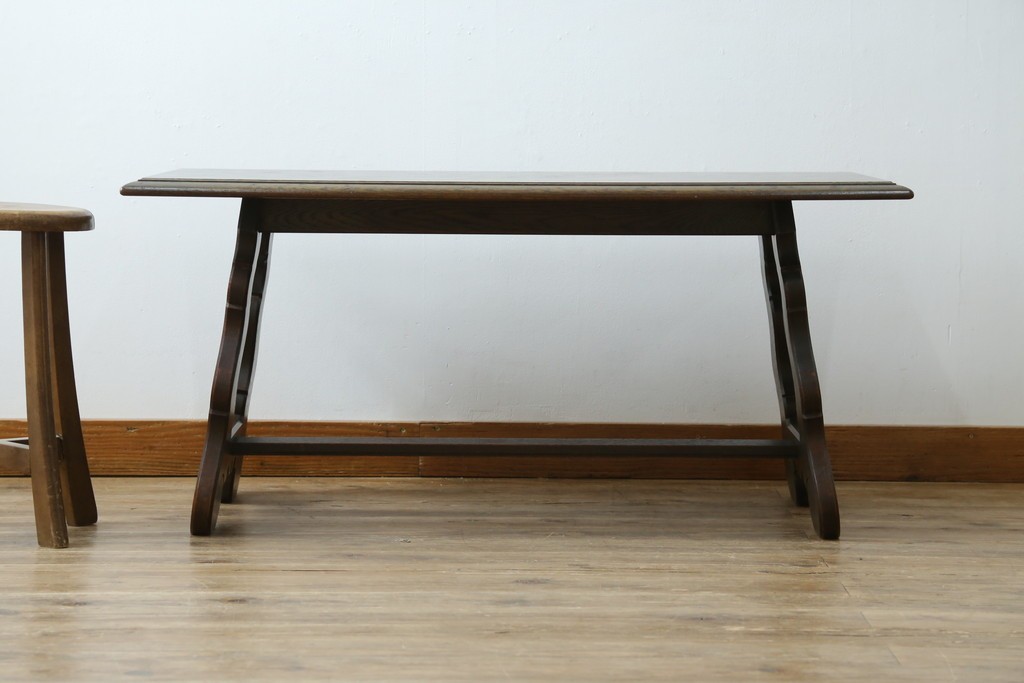 中古　神戸洋家具　永田良介商店　ユニークな脚のデザインが目を引くシックなセンターテーブル　(R-069846)