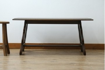 中古　神戸洋家具　永田良介商店　ユニークな脚のデザインが目を引くシックなセンターテーブル　(R-069846)