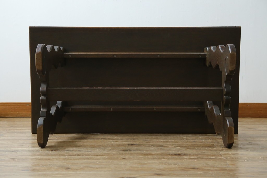 中古　神戸洋家具　永田良介商店　ユニークな脚のデザインが目を引くシックなセンターテーブル　(R-069846)