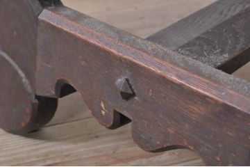 中古　神戸洋家具　永田良介商店　ユニークな脚のデザインが目を引くシックなセンターテーブル(ローテーブル、サイドテーブル、コーヒーテーブル、カフェテーブル)(R-069846)