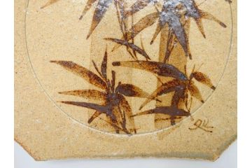 加山又造　限定40部のうち34番　8.6寸　約26cm　上品な和の雰囲気溢れる鉄絵竹文角皿(八寸六分、共箱付き、和食器)(R-069852)