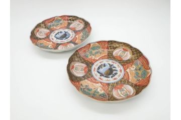 明治期　伊万里焼　錦手　金襴手　染錦　二重角富(角冨)　金彩　色絵　桃図　7.7寸皿　約24cm　煌びやかで豪華な絵付けの中皿2枚セット(深皿、和皿、和食器、七寸七分)(R-069862)