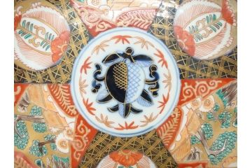 明治期　伊万里焼　錦手　金襴手　染錦　二重角富(角冨)　金彩　色絵　桃図　7.7寸皿　約24cm　煌びやかで豪華な絵付けの中皿2枚セット(深皿、和皿、和食器、七寸七分)(R-069862)