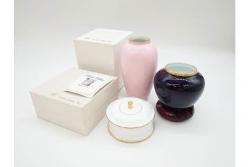 稀少　大倉陶園　瑠璃(台座付き)　色蒔き(ピンク)　飯田深雪コラボ(Miyuki Iida)　ゴールドラインのデザインが目を惹くシュガーポット&花瓶3点セット(ボンボン、菓子器、洋食器、花器、箱付き)(R-069863)