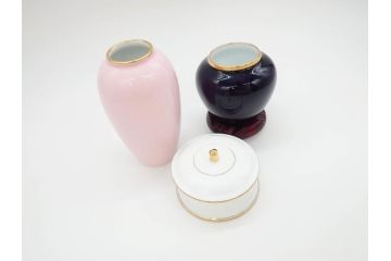 稀少　大倉陶園　瑠璃(台座付き)　色蒔き(ピンク)　飯田深雪コラボ(Miyuki Iida)　ゴールドラインのデザインが目を惹くシュガーポット&花瓶3点セット(ボンボン、菓子器、洋食器、花器、箱付き)(R-069863)