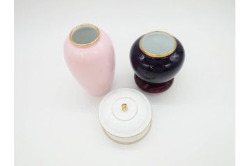 稀少　大倉陶園　瑠璃(台座付き)　色蒔き(ピンク)　飯田深雪コラボ(Miyuki Iida)　ゴールドラインのデザインが目を惹くシュガーポット&花瓶3点セット(ボンボン、菓子器、洋食器、花器、箱付き)(R-069863)