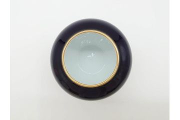 稀少　大倉陶園　瑠璃(台座付き)　色蒔き(ピンク)　飯田深雪コラボ(Miyuki Iida)　ゴールドラインのデザインが目を惹くシュガーポット&花瓶3点セット(ボンボン、菓子器、洋食器、花器、箱付き)(R-069863)