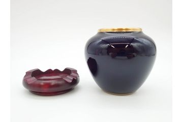 稀少　大倉陶園　瑠璃(台座付き)　色蒔き(ピンク)　飯田深雪コラボ(Miyuki Iida)　ゴールドラインのデザインが目を惹くシュガーポット&花瓶3点セット(ボンボン、菓子器、洋食器、花器、箱付き)(R-069863)