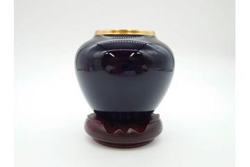 稀少　大倉陶園　瑠璃(台座付き)　色蒔き(ピンク)　飯田深雪コラボ(Miyuki Iida)　ゴールドラインのデザインが目を惹くシュガーポット&花瓶3点セット(ボンボン、菓子器、洋食器、花器、箱付き)(R-069863)