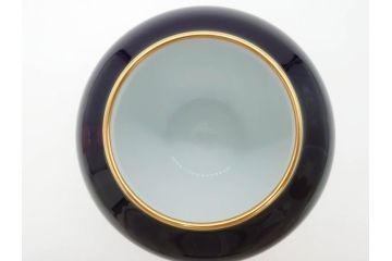 稀少　大倉陶園　瑠璃(台座付き)　色蒔き(ピンク)　飯田深雪コラボ(Miyuki Iida)　ゴールドラインのデザインが目を惹くシュガーポット&花瓶3点セット(ボンボン、菓子器、洋食器、花器、箱付き)(R-069863)