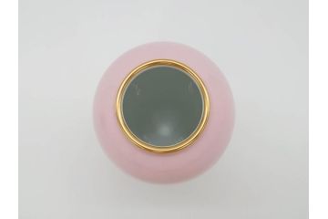 稀少　大倉陶園　瑠璃(台座付き)　色蒔き(ピンク)　飯田深雪コラボ(Miyuki Iida)　ゴールドラインのデザインが目を惹くシュガーポット&花瓶3点セット(ボンボン、菓子器、洋食器、花器、箱付き)(R-069863)