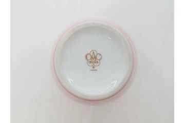 稀少　大倉陶園　瑠璃(台座付き)　色蒔き(ピンク)　飯田深雪コラボ(Miyuki Iida)　ゴールドラインのデザインが目を惹くシュガーポット&花瓶3点セット(ボンボン、菓子器、洋食器、花器、箱付き)(R-069863)