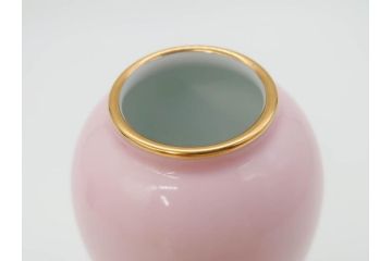 稀少　大倉陶園　瑠璃(台座付き)　色蒔き(ピンク)　飯田深雪コラボ(Miyuki Iida)　ゴールドラインのデザインが目を惹くシュガーポット&花瓶3点セット(ボンボン、菓子器、洋食器、花器、箱付き)(R-069863)