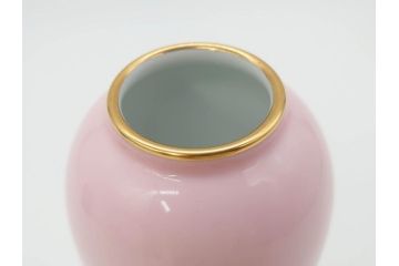 稀少　大倉陶園　瑠璃(台座付き)　色蒔き(ピンク)　飯田深雪コラボ(Miyuki Iida)　ゴールドラインのデザインが目を惹くシュガーポット&花瓶3点セット(ボンボン、菓子器、洋食器、花器、箱付き)(R-069863)