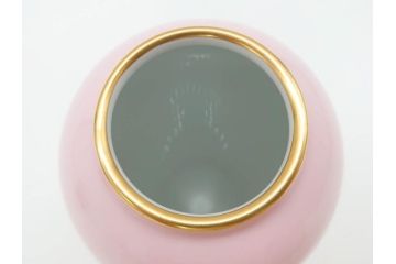 稀少　大倉陶園　瑠璃(台座付き)　色蒔き(ピンク)　飯田深雪コラボ(Miyuki Iida)　ゴールドラインのデザインが目を惹くシュガーポット&花瓶3点セット(ボンボン、菓子器、洋食器、花器、箱付き)(R-069863)