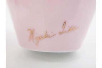 稀少　大倉陶園　瑠璃(台座付き)　色蒔き(ピンク)　飯田深雪コラボ(Miyuki Iida)　ゴールドラインのデザインが目を惹くシュガーポット&花瓶3点セット(ボンボン、菓子器、洋食器、花器、箱付き)(R-069863)