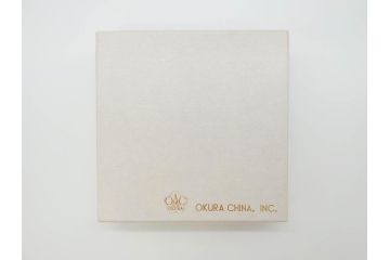 稀少　大倉陶園　瑠璃(台座付き)　色蒔き(ピンク)　飯田深雪コラボ(Miyuki Iida)　ゴールドラインのデザインが目を惹くシュガーポット&花瓶3点セット(ボンボン、菓子器、洋食器、花器、箱付き)(R-069863)