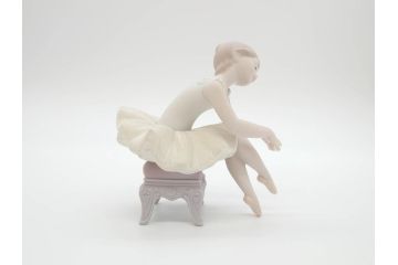 スペイン　リヤドロ　LLADRO　リトルバレリーナ　出番前　くつろぎ　しなやかなフォルムで優美な印象のフィギュリン2体(バレエ、陶器人形、置物、オブジェ)(R-069867)