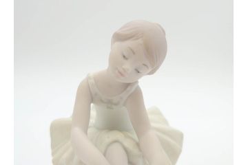 スペイン　リヤドロ　LLADRO　リトルバレリーナ　出番前　くつろぎ　しなやかなフォルムで優美な印象のフィギュリン2体(バレエ、陶器人形、置物、オブジェ)(R-069867)