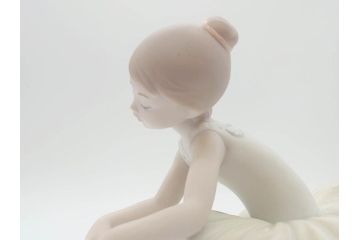 スペイン　リヤドロ　LLADRO　リトルバレリーナ　出番前　くつろぎ　しなやかなフォルムで優美な印象のフィギュリン2体(バレエ、陶器人形、置物、オブジェ)(R-069867)