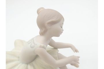 スペイン　リヤドロ　LLADRO　リトルバレリーナ　出番前　くつろぎ　しなやかなフォルムで優美な印象のフィギュリン2体(バレエ、陶器人形、置物、オブジェ)(R-069867)