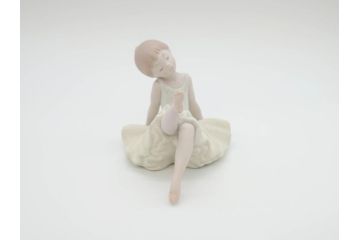 スペイン　リヤドロ　LLADRO　リトルバレリーナ　出番前　くつろぎ　しなやかなフォルムで優美な印象のフィギュリン2体(バレエ、陶器人形、置物、オブジェ)(R-069867)