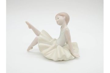 スペイン　リヤドロ　LLADRO　リトルバレリーナ　出番前　くつろぎ　しなやかなフォルムで優美な印象のフィギュリン2体(バレエ、陶器人形、置物、オブジェ)(R-069867)