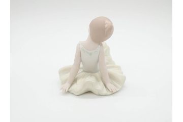 スペイン　リヤドロ　LLADRO　リトルバレリーナ　出番前　くつろぎ　しなやかなフォルムで優美な印象のフィギュリン2体(バレエ、陶器人形、置物、オブジェ)(R-069867)