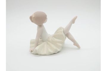 スペイン　リヤドロ　LLADRO　リトルバレリーナ　出番前　くつろぎ　しなやかなフォルムで優美な印象のフィギュリン2体(バレエ、陶器人形、置物、オブジェ)(R-069867)
