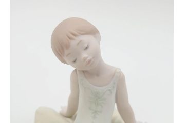 スペイン　リヤドロ　LLADRO　リトルバレリーナ　出番前　くつろぎ　しなやかなフォルムで優美な印象のフィギュリン2体(バレエ、陶器人形、置物、オブジェ)(R-069867)
