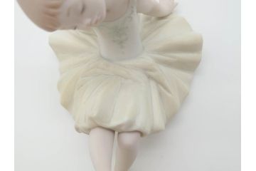 スペイン　リヤドロ　LLADRO　リトルバレリーナ　出番前　くつろぎ　しなやかなフォルムで優美な印象のフィギュリン2体(バレエ、陶器人形、置物、オブジェ)(R-069867)