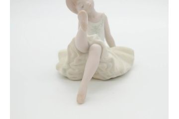 スペイン　リヤドロ　LLADRO　リトルバレリーナ　出番前　くつろぎ　しなやかなフォルムで優美な印象のフィギュリン2体(バレエ、陶器人形、置物、オブジェ)(R-069867)