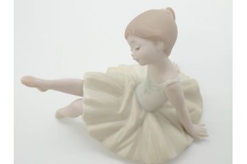 スペイン　リヤドロ　LLADRO　リトルバレリーナ　出番前　くつろぎ　しなやかなフォルムで優美な印象のフィギュリン2体(バレエ、陶器人形、置物、オブジェ)(R-069867)
