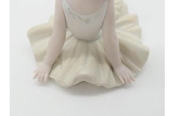 スペイン　リヤドロ　LLADRO　リトルバレリーナ　出番前　くつろぎ　しなやかなフォルムで優美な印象のフィギュリン2体(バレエ、陶器人形、置物、オブジェ)(R-069867)